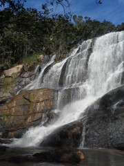 Fototapeta na wymiar Cachoeira do Felix no município de Bueno Brandao, suas aguas caem de um penhasco rochoso formando piscinas naturais para banho.