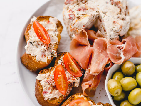 Sun-dried Tomatoes and Garlic Cheese Spread