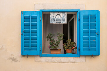 Fototapeta na wymiar Blaues Fenster, Porec, Istrien