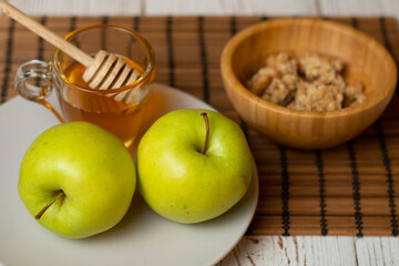 Eat the day with a healthy breakfast of honey muesli and apples