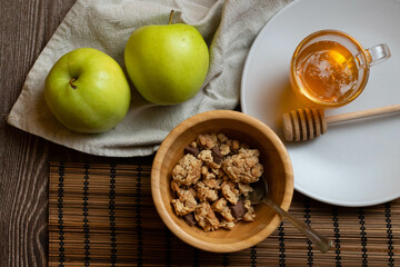 Eat the day with a healthy breakfast of honey muesli and apples