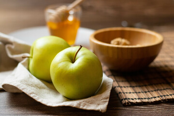 Eat the day with a healthy breakfast of honey muesli and apples
