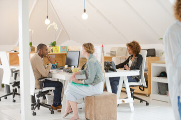 Obraz premium Woman and man sitting and working in office