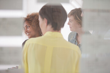 Obraz premium Women talking and smiling in office
