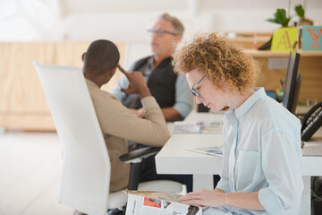 Obraz premium Portrait of woman reading magazine in office