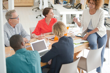 Obraz premium Office workers having meeting at desk