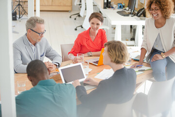 Obraz premium Office workers having meeting at desk
