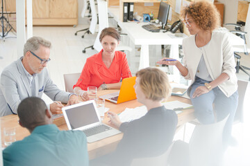 Obraz premium Office workers having meeting at desk