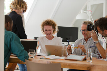 Obraz premium Office workers talking over laptop at desk