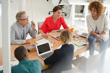 Obraz premium Office workers having meeting at desk