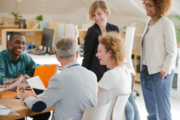 Obraz premium Office workers talking at desk