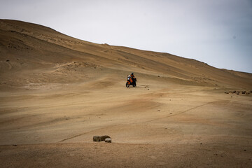 Obraz na płótnie Canvas motorcycle roadtrip to a beach in the north of Lima