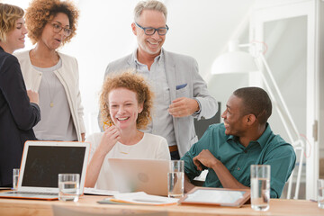 Obraz premium Office workers talking over laptop at desk