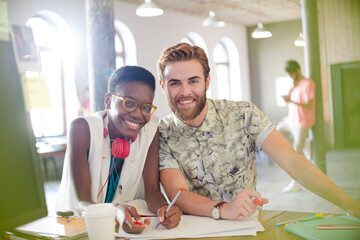 Obraz premium Creative business people working in sunny open office