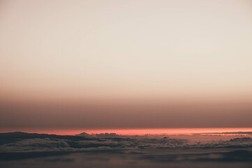 atardecer con mar de nubes y montañas