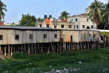 バングラデシュの首都のダッカ。
レトロな高床式の住居。