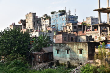 バングラデシュの首都のダッカ。
川沿いのレトロな住居。
