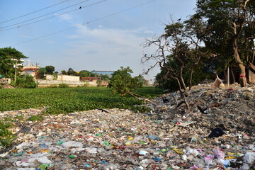 バングラデシュの首都のダッカ。
川岸に捨てられた大量のゴミ。