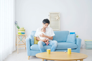 赤ちゃんを抱く父親