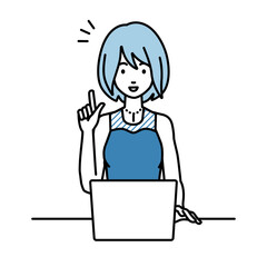 デスクで座ってPCを開いて何かひらめいたドレスの女性