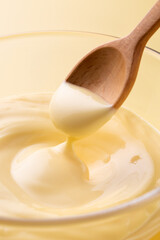 マヨネーズをスプーンですくう