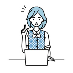 デスクで座ってPCを開いて何かひらめいた事務員制服の女性