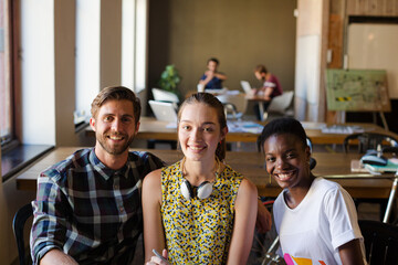 Obraz premium Portrait smiling creative business people in meeting