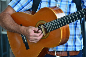 Obraz premium PERSONAS TOCANDO INSTRUMENTOS DE CUERDA