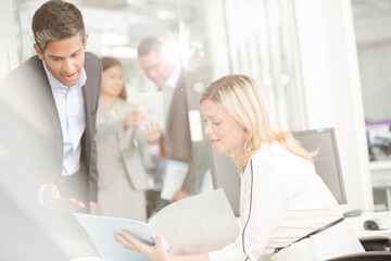 Obraz premium Business people talking in office