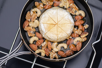 チーズ料理　アウトドア飯　キャンプ飯　おしゃれごはん　キャンプ料理　あつあつ　外で過ごす休日