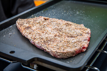 バーベキュー、キャンプ飯、外で過ごす休日、ガーリックステーキ、アウトドア料理