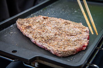 バーベキュー、キャンプ飯、外で過ごす休日、ガーリックステーキ、アウトドア料理