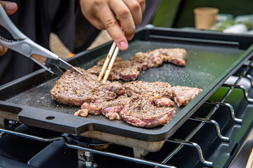 バーベキュー、キャンプ飯、外で過ごす休日、ガーリックステーキ、アウトドア料理