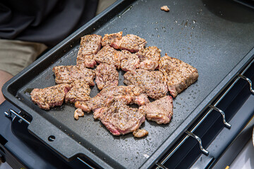 バーベキュー、キャンプ飯、外で過ごす休日、ガーリックステーキ、アウトドア料理