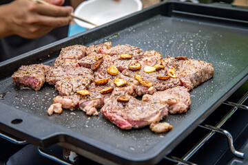 バーベキュー、キャンプ飯、外で過ごす休日、ガーリックステーキ、アウトドア料理