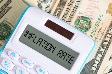 Dollar Banknoten, Taschenrechner und Inflation in USA