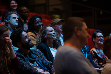 Obraz premium Happy audience in dark room