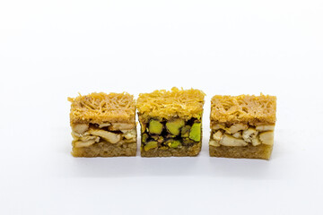 Baklava, cake made with a paste of crushed pistachios or walnuts, distributed in a filo dough and bathed in syrup or honey syrup.