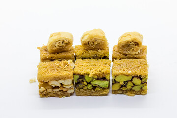 Baklava, cake made with a paste of crushed pistachios or walnuts, distributed in a filo dough and bathed in syrup or honey syrup.