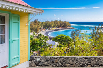 Maison créole avec vue sur la baie de saint leu, île de la Réunion 