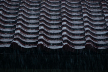 瓦屋根をたたきつける豪雨