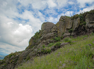 rocas en montañas que sobresalen de una ciuda