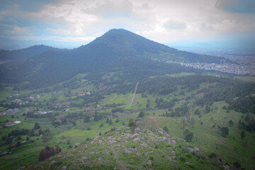 montañas que sobresalen en un valle