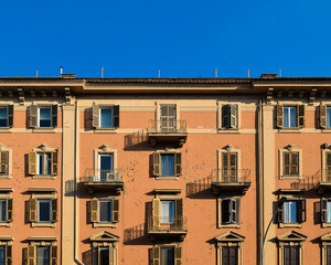 Fototapeta na wymiar Old residential apartments in Rome