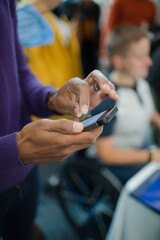 Obraz premium Man using smart phone during conference