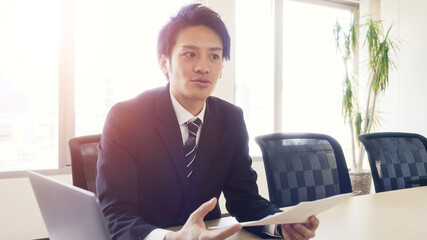 会話するビジネスマン