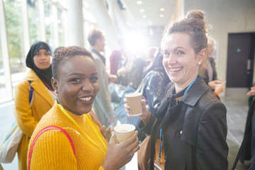 Obraz premium Women drinking coffee during conference break
