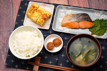正しい 日本の 朝食 御膳 鮭 玉子焼き 梅干し 味噌汁 ごはん