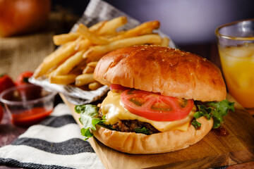 ボリューム満点の グルメバーガー セット チーズ トマト レタス ポテト ジュース