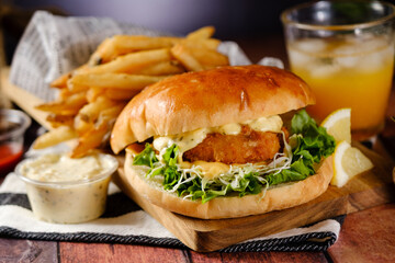 ボリューム満点の フィッシュバーガー セット トマト レタス ポテト ジュース